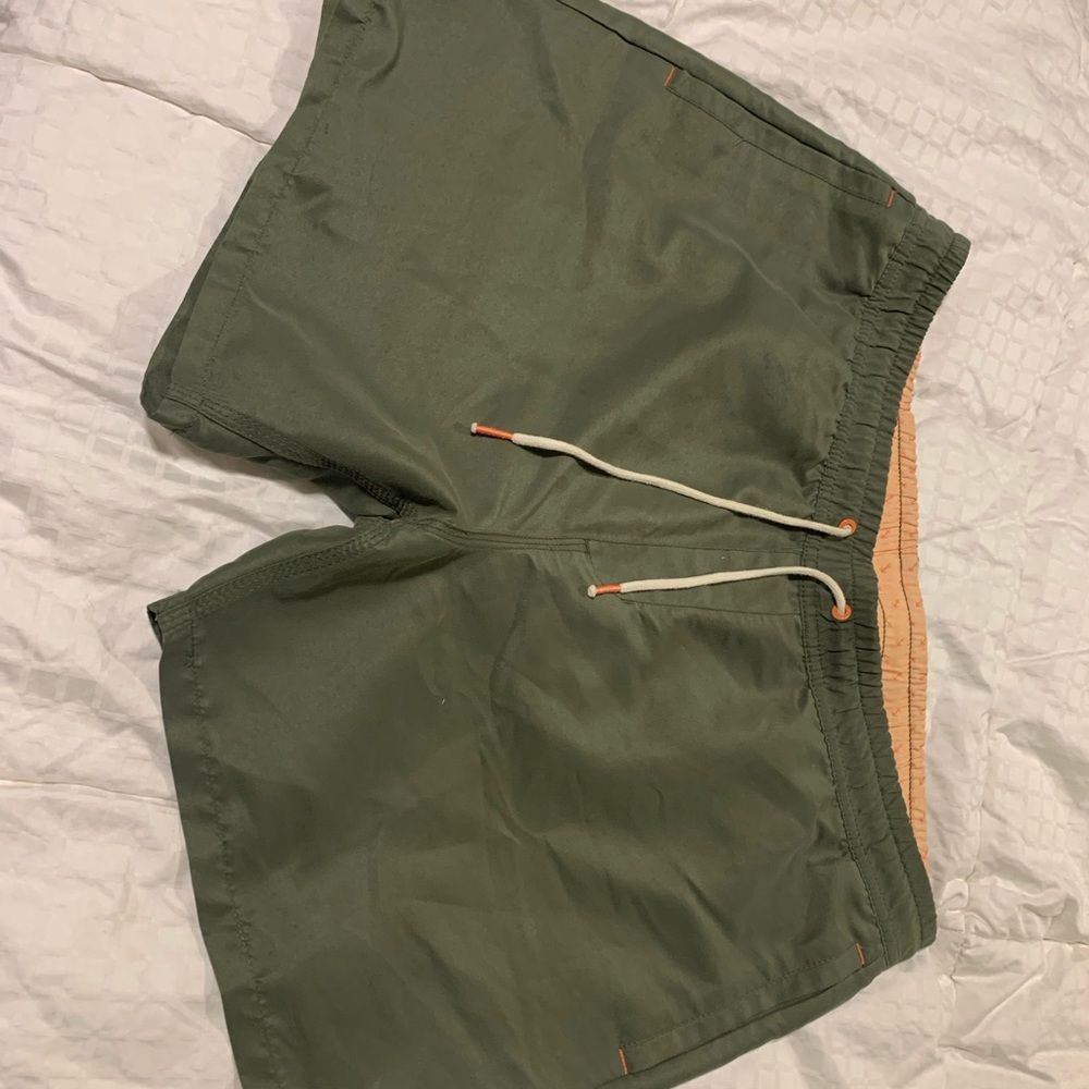 Sperry swim suit trunks large, fit more like a XL.